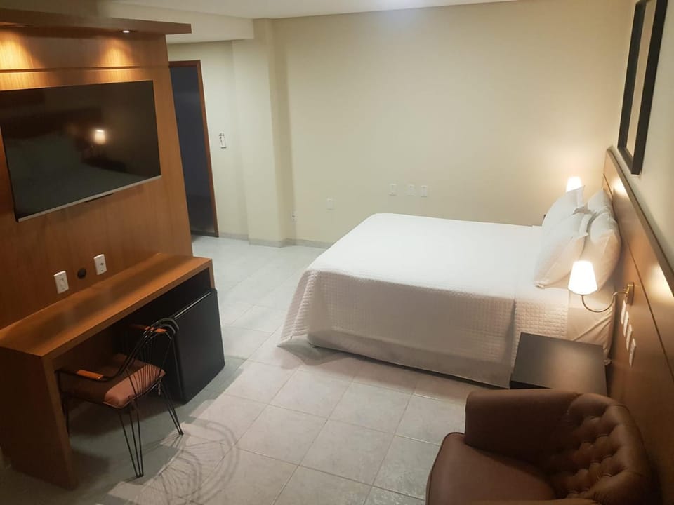 Bed, TV and multimedia, Bedroom