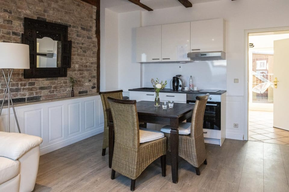 Coffee/tea facilities, Kitchen or kitchenette, Dining area, oven, stove