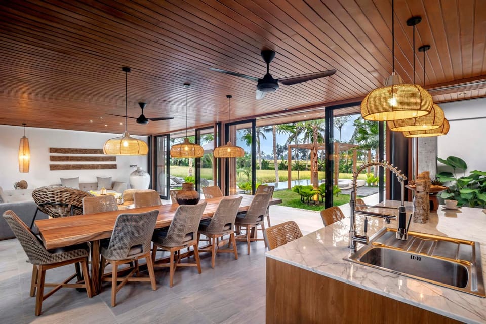 Kitchen or kitchenette, Seating area, Dining area