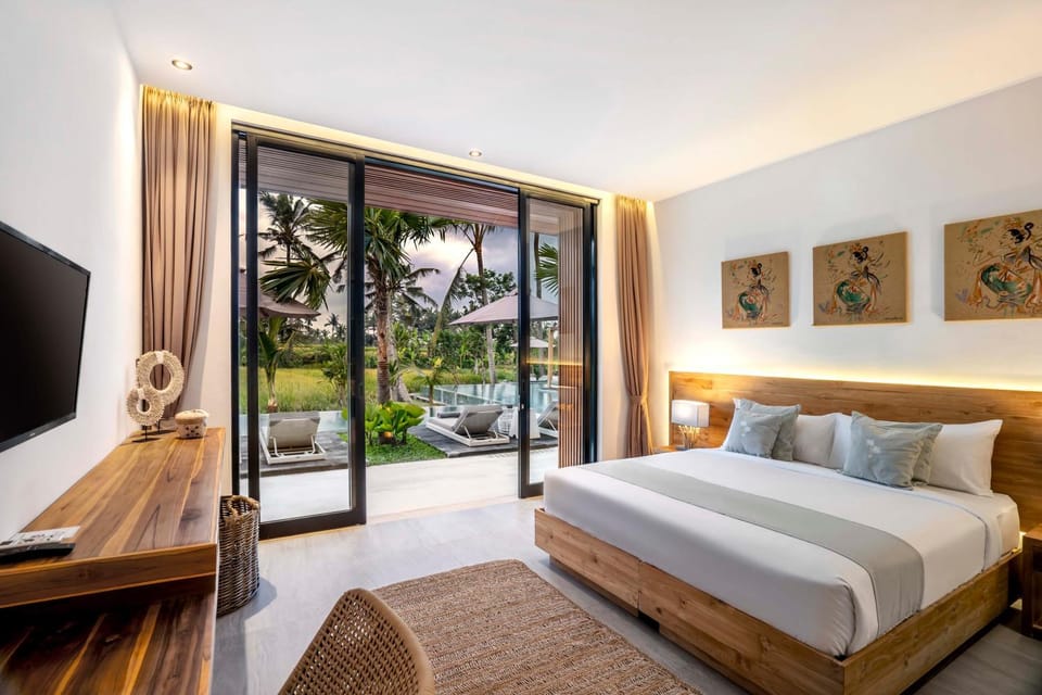 Bed, Bird's eye view, TV and multimedia, Bedroom, Pool view, air conditioner