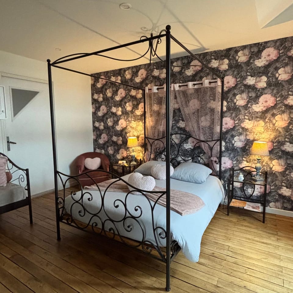 Chambre des Roses - Château de la Bouchatte Bed and Breakfast in Auvergne-Rhône-Alpes