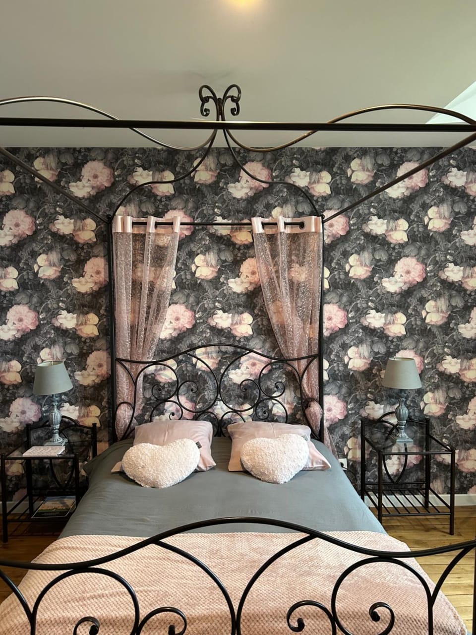 Château de la Bouchatte chambre les Roses Bed and Breakfast in Auvergne-Rhône-Alpes
