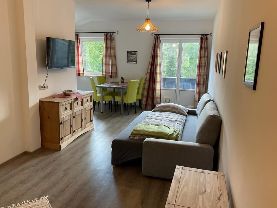 Communal lounge/ TV room, TV and multimedia, Living room, Photo of the whole room