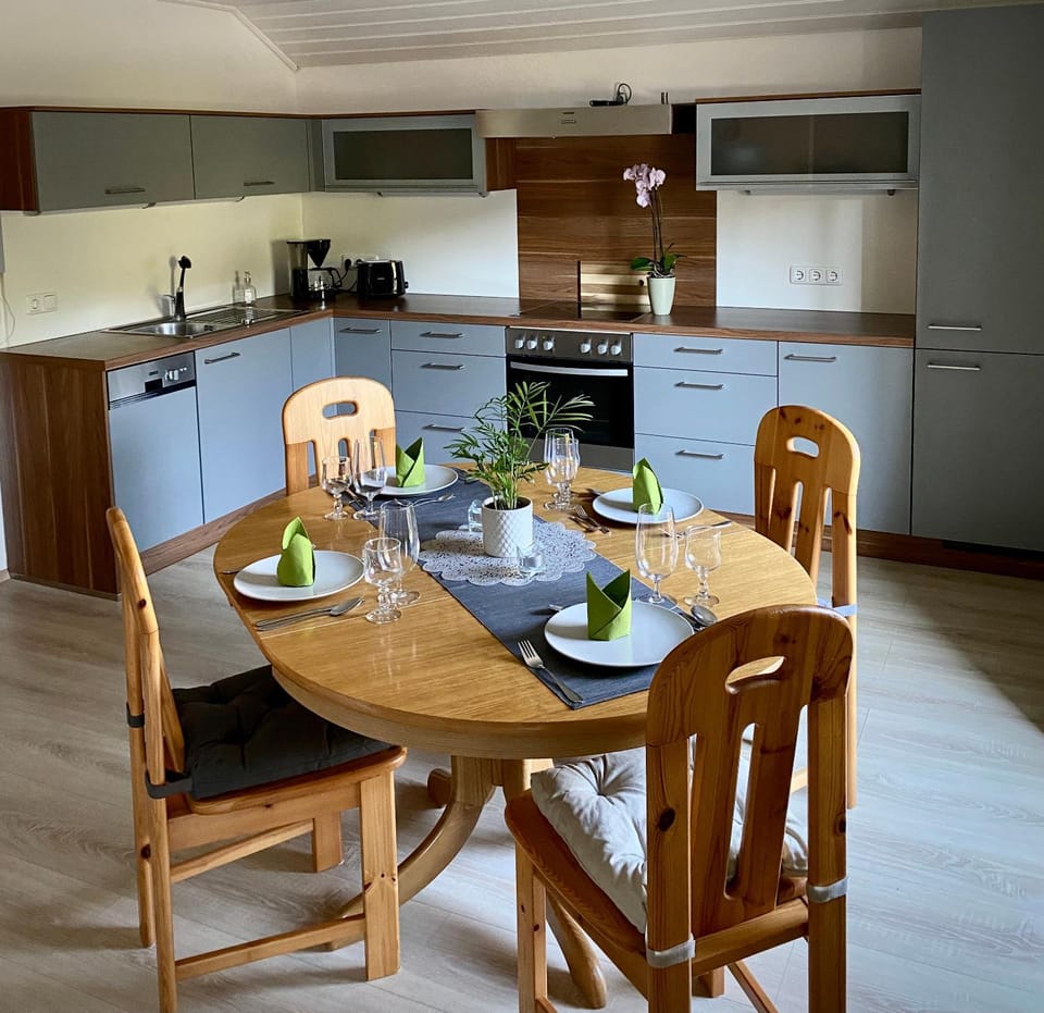 Kitchen or kitchenette, Dining area