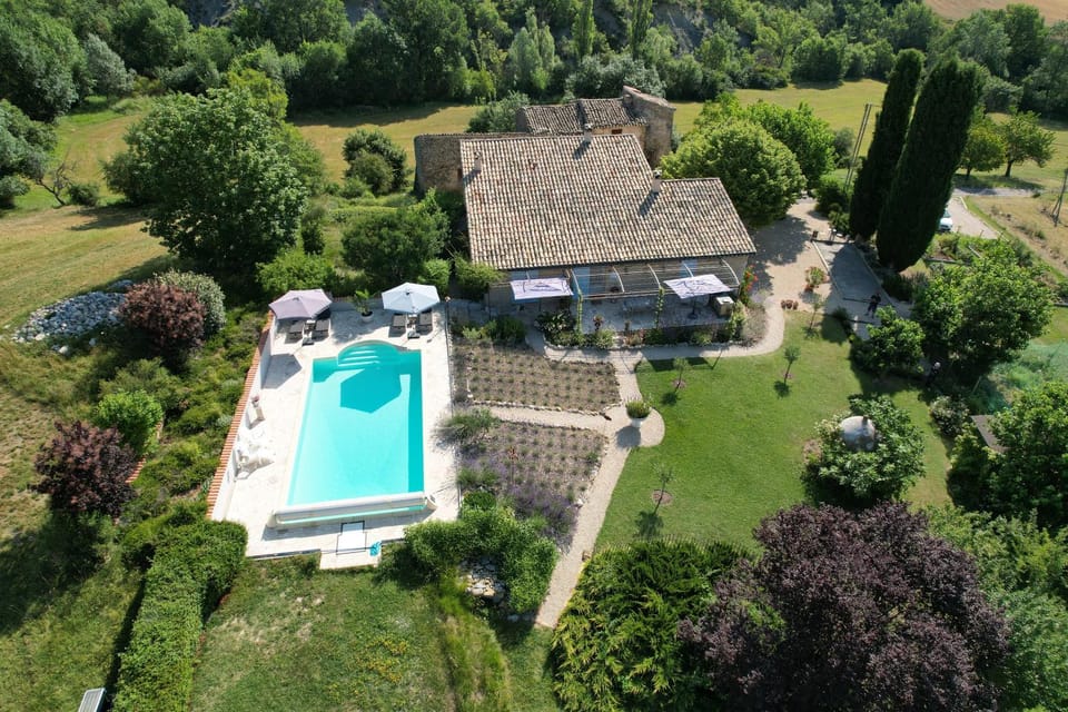 Property building, Natural landscape, Bird's eye view, Garden, Garden view, Pool view, Swimming pool