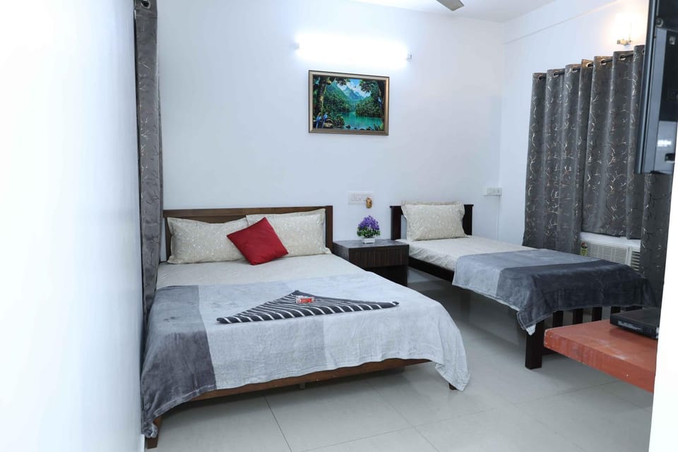 Bed, Photo of the whole room, Bedroom, towels