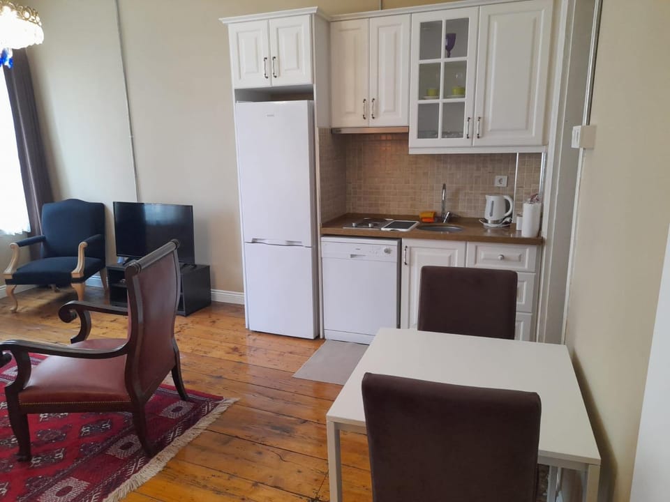 Kitchen or kitchenette, Dining area, dishwasher, stove