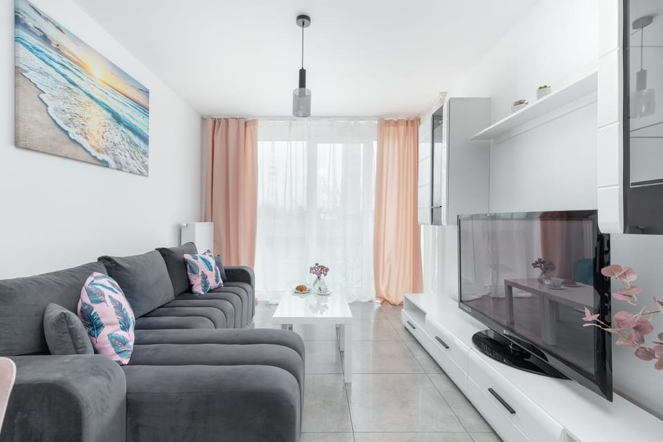 TV and multimedia, Living room, Seating area, Evening entertainment