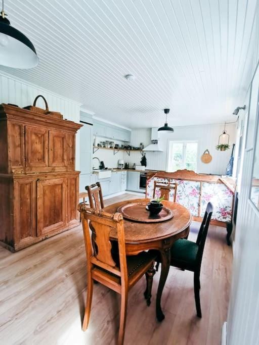 Kitchen or kitchenette, Seating area, Dining area