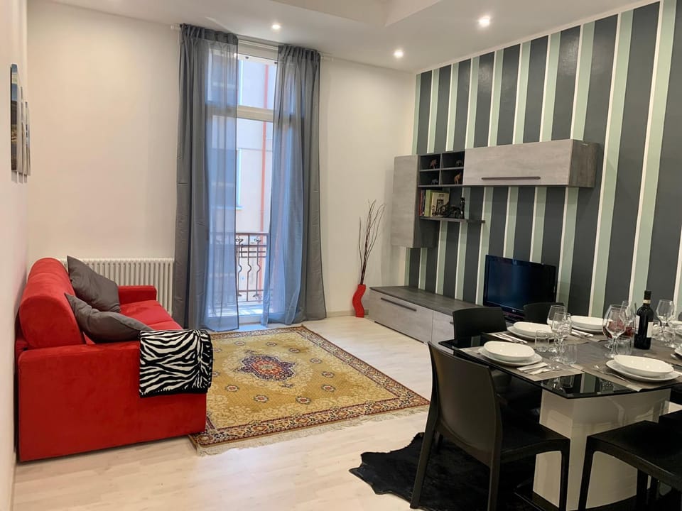 TV and multimedia, Living room, Seating area, Dining area
