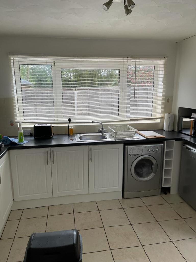 Charming 3-Bed Home Comfortable Stay in Coalville House in South Derbyshire District