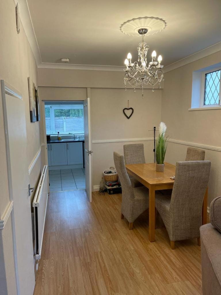 Charming 3-Bed Home Comfortable Stay in Coalville House in South Derbyshire District