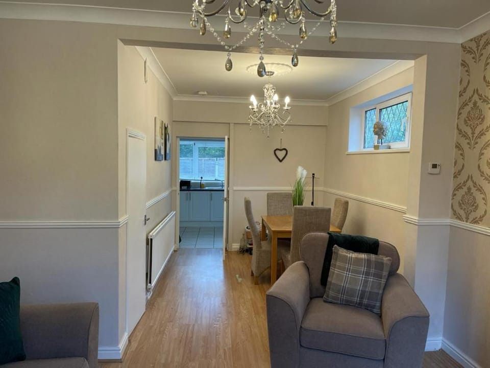 Charming 3-Bed Home Comfortable Stay in Coalville House in South Derbyshire District