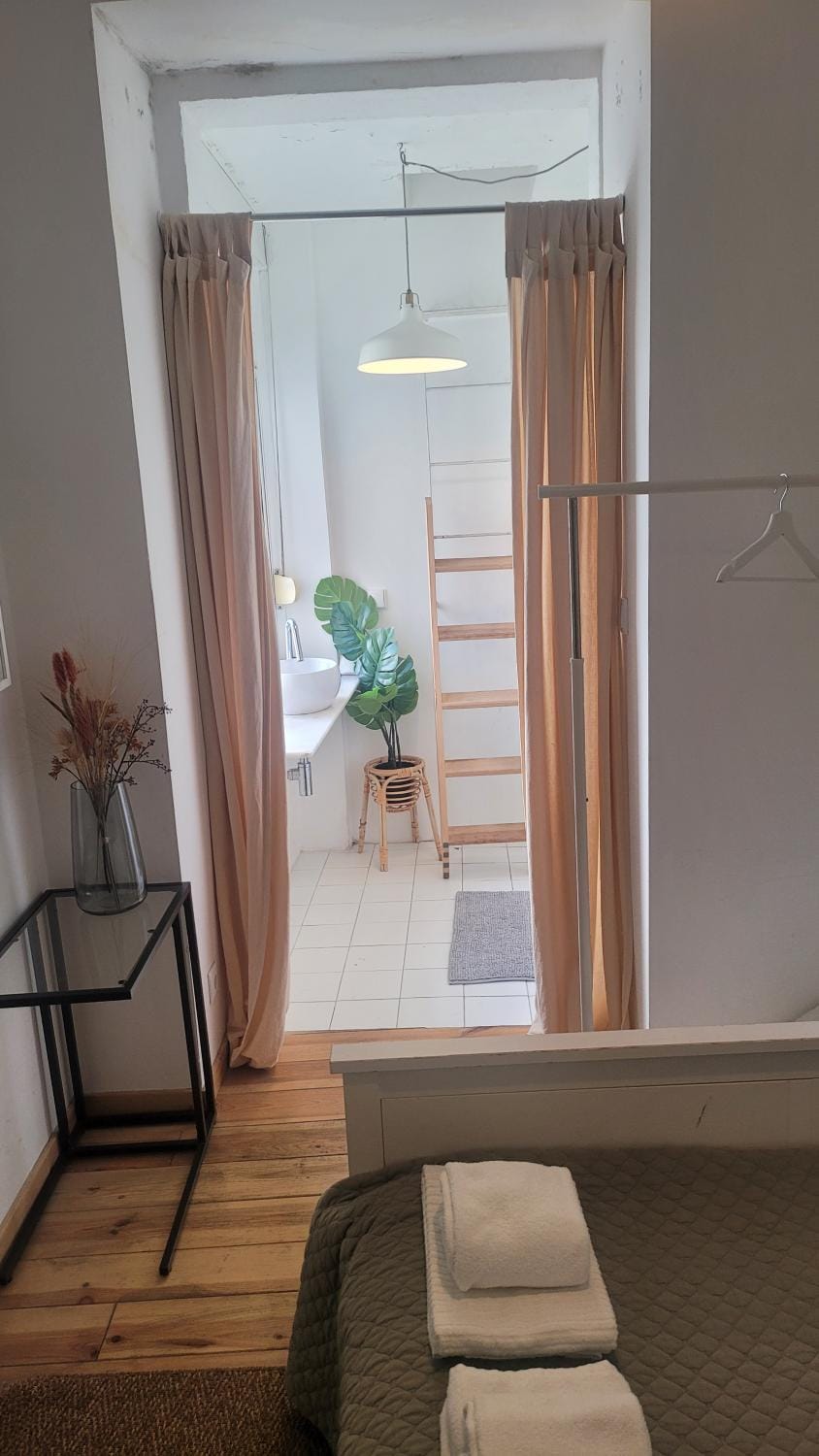 Tiny suite with private bathroom - Bairro Alto Bed and Breakfast in Lisbon