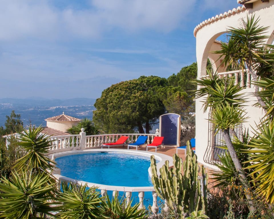 Property building, Swimming pool, sunbed