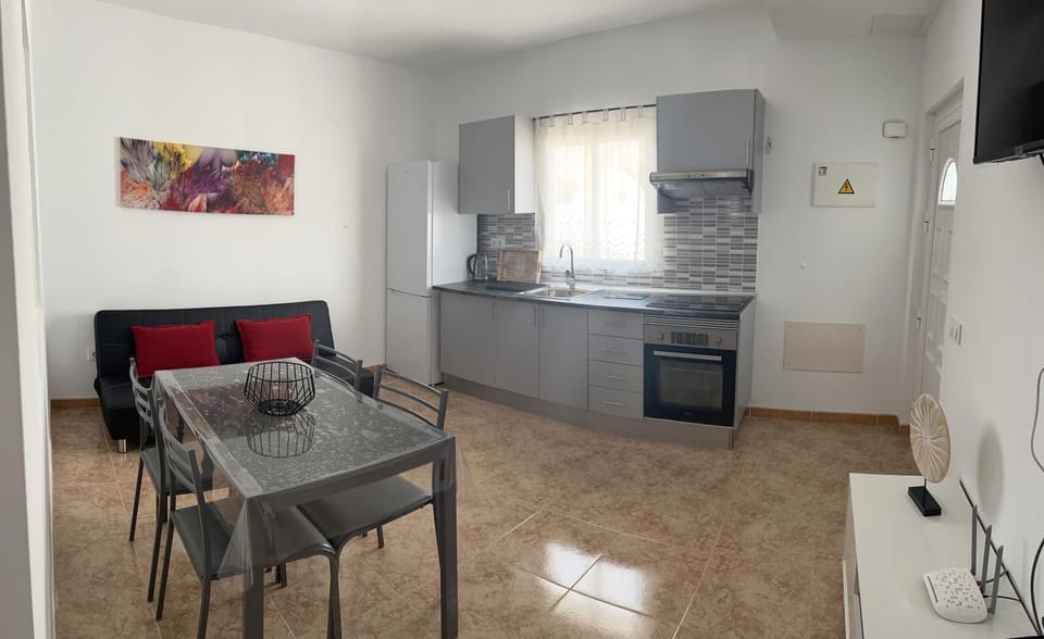Kitchen or kitchenette, Living room, Seating area, Dining area