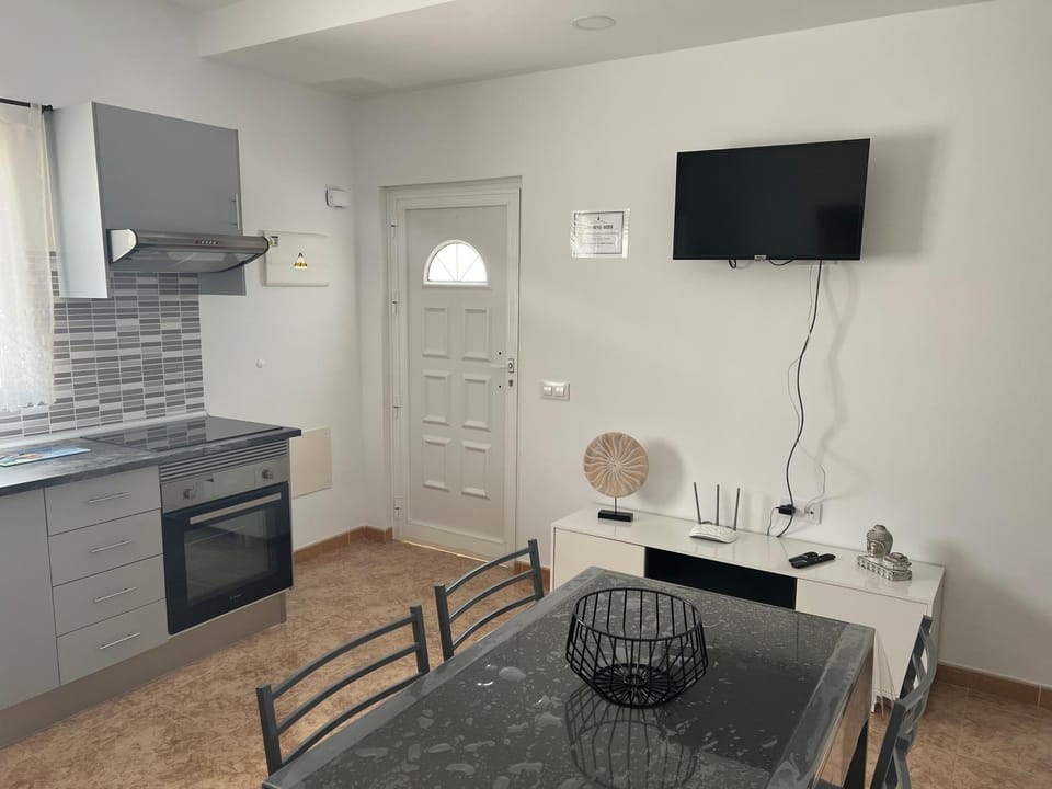 Communal lounge/ TV room, TV and multimedia, Kitchen or kitchenette, Living room, Seating area, Dining area, Communal kitchen