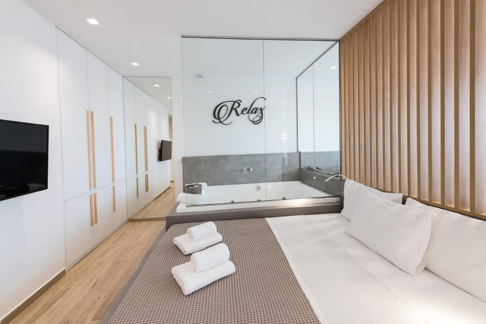 Hot Tub, Photo of the whole room