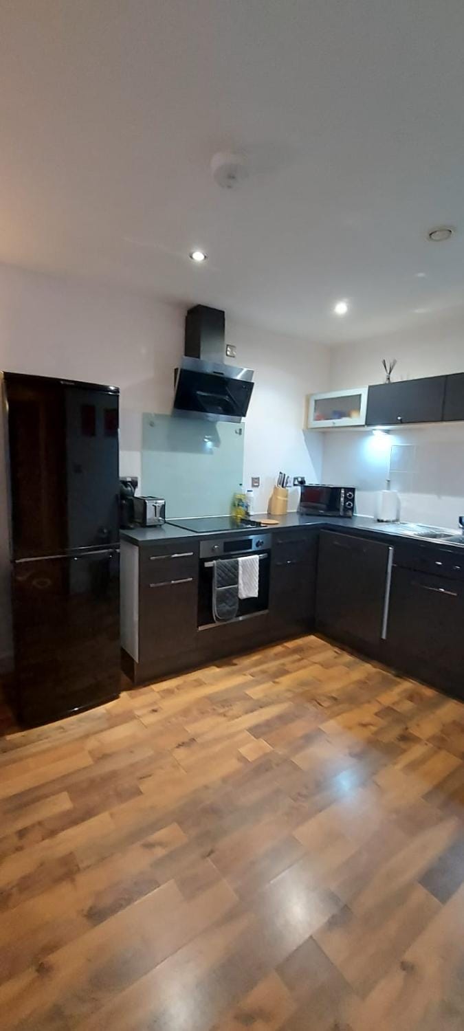 City Apartment in Great Location with a Balcony & Parking Possible - West One Apartment in Sheffield