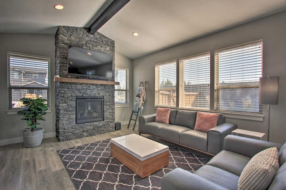 Bend Home w/ Patio + Fire Pits < 3 Mi to Dtwn House in Bend