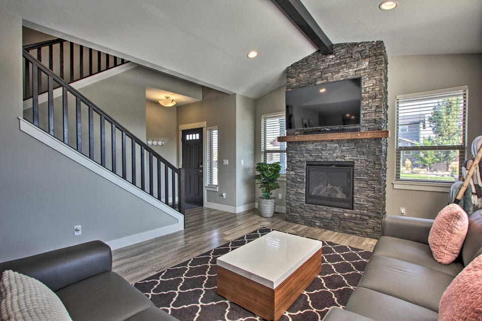 Bend Home w/ Patio + Fire Pits < 3 Mi to Dtwn House in Bend