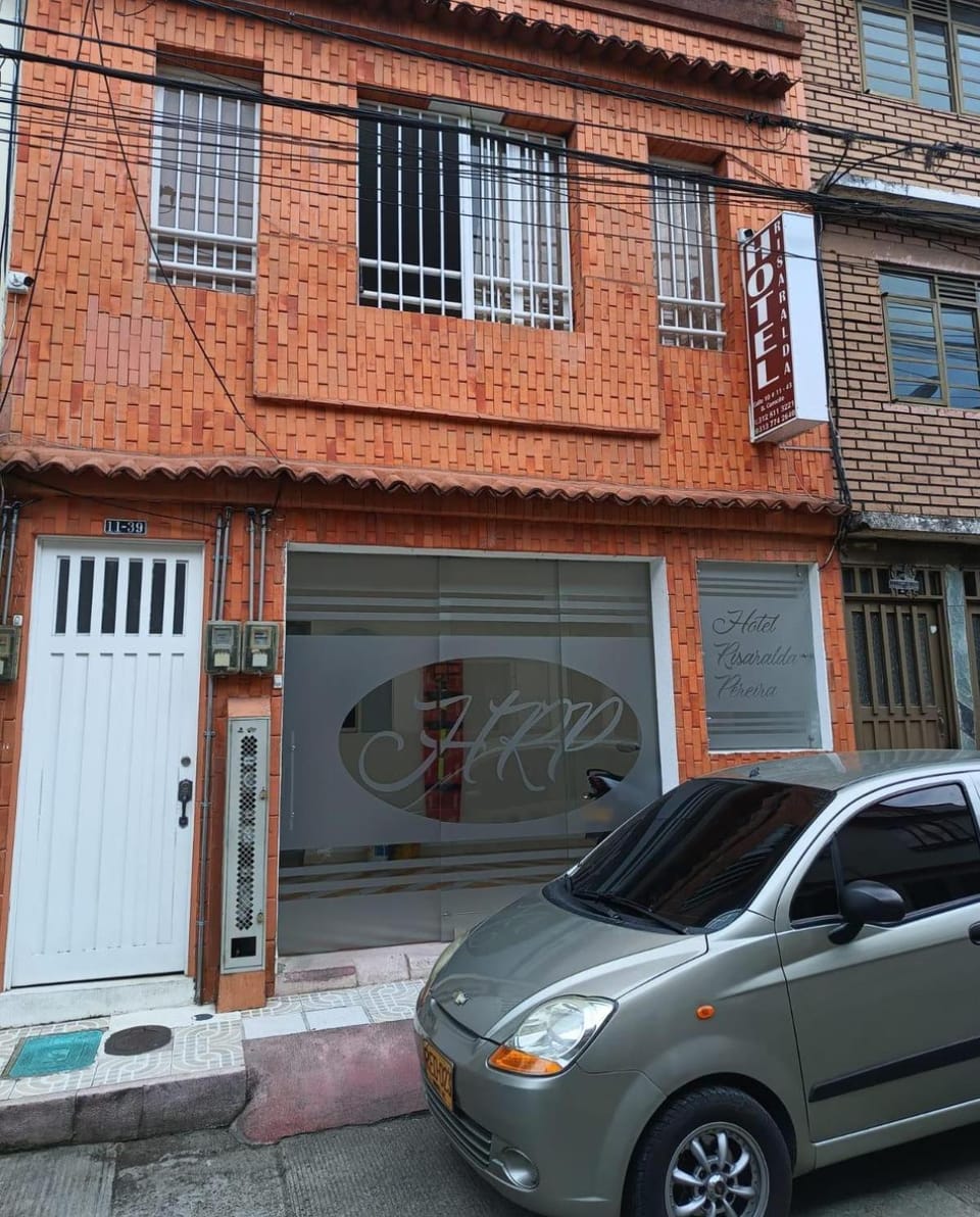 Facade/entrance, shuttle, shuttle