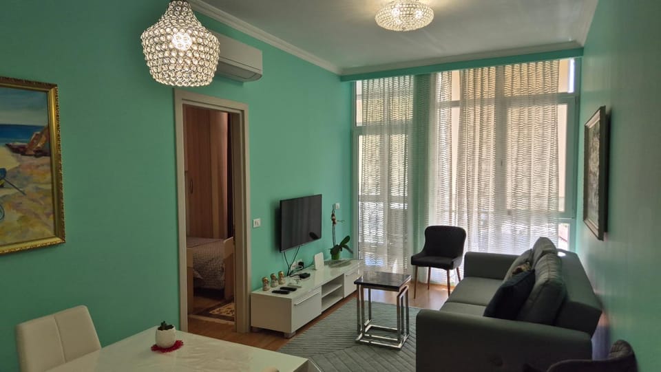 Communal lounge/ TV room, TV and multimedia, Living room, Seating area, Evening entertainment