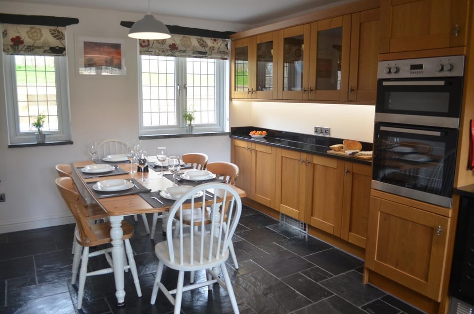 Seating area, kitchen
