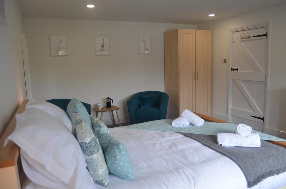 Bed, Seating area, Bedroom, wardrobe