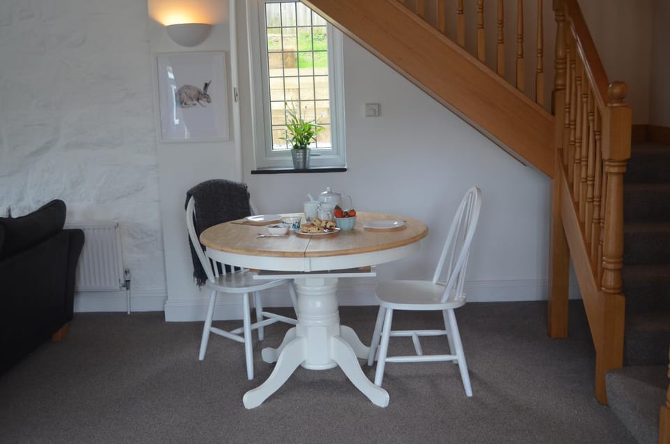 Seating area, Dining area