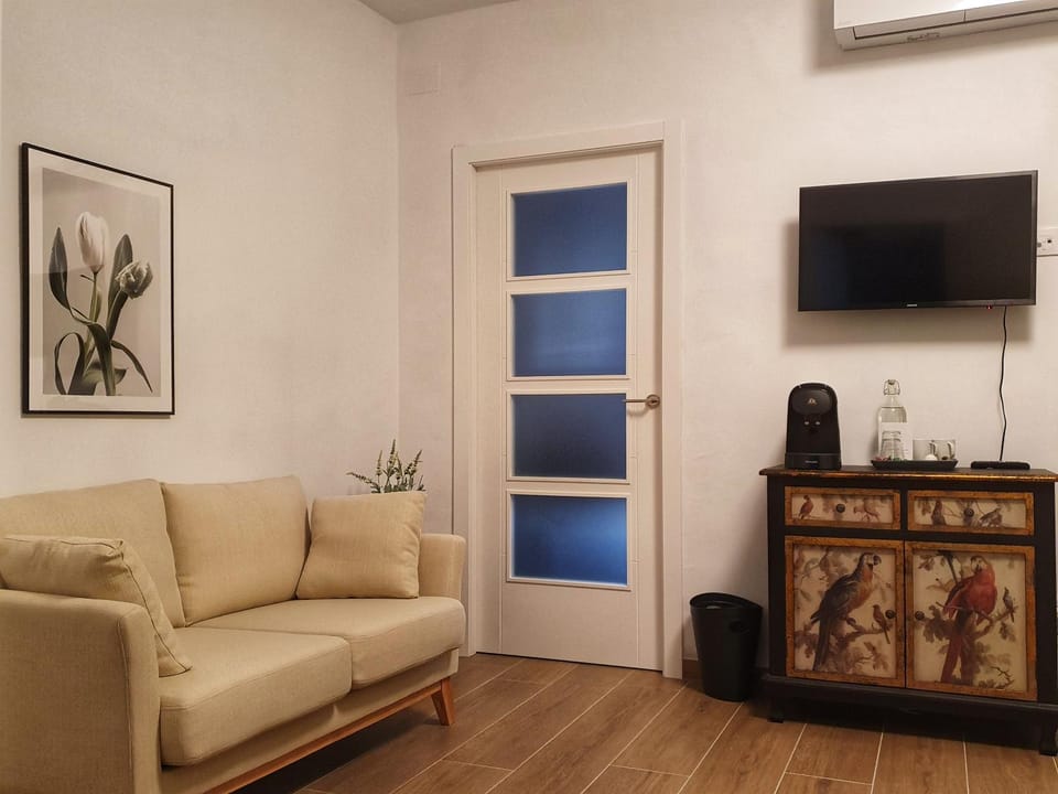 TV and multimedia, Seating area, Bedroom