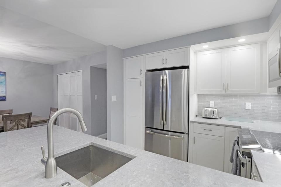 Beachfront condo with heated pool, gym and pickleball House in Marco Island