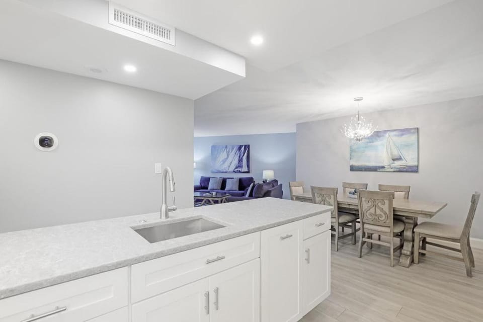Beachfront condo with heated pool, gym and pickleball House in Marco Island