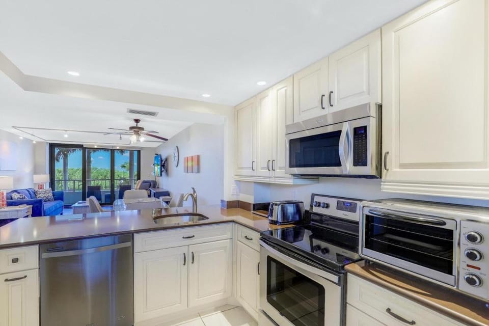 Splendid beachfront condo with heated pool and tennis House in Marco Island