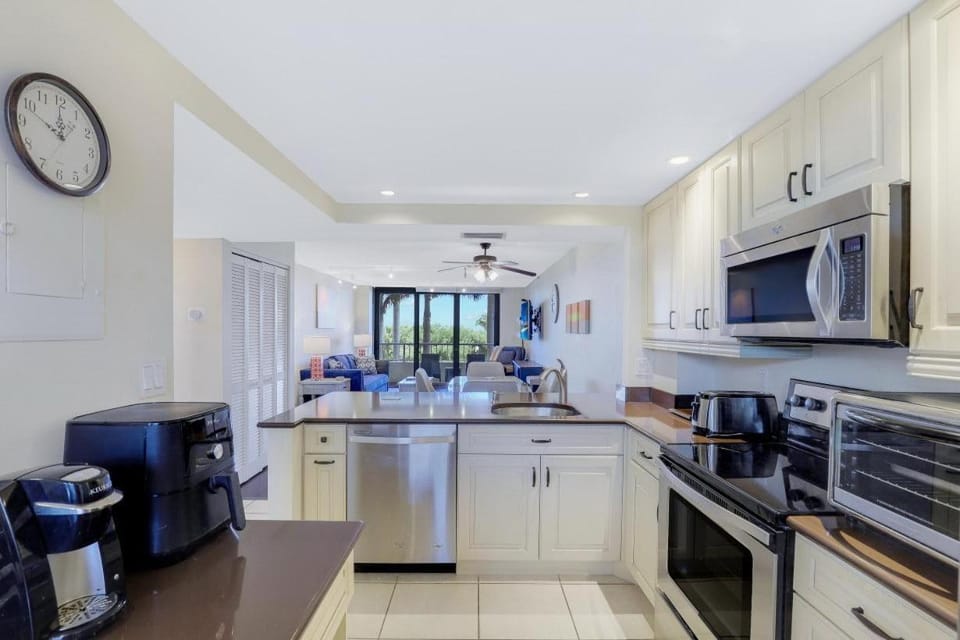Splendid beachfront condo with heated pool and tennis House in Marco Island