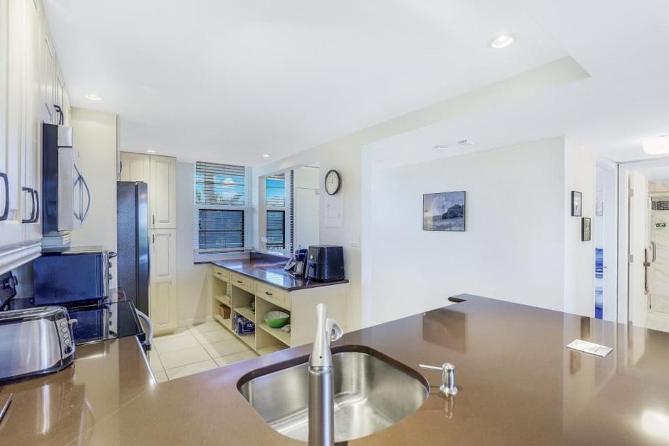 Splendid beachfront condo with heated pool and tennis House in Marco Island