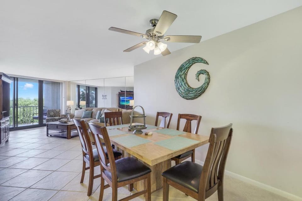 Third floor beachfront condo with pool, gym and tennis House in Marco Island