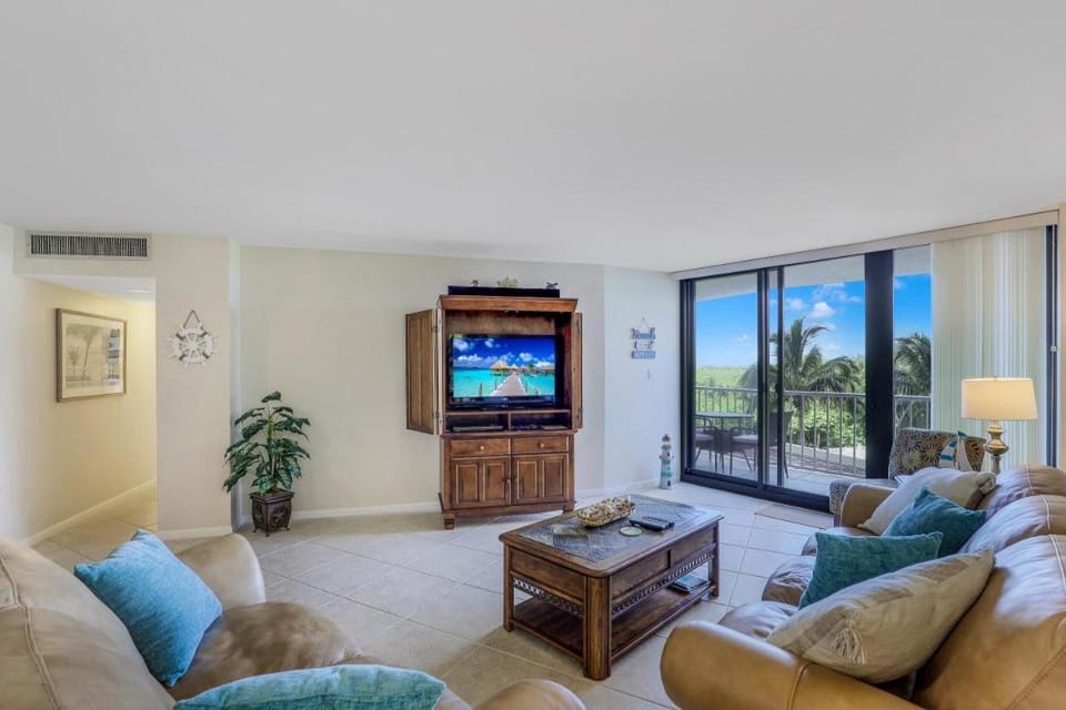 Third floor beachfront condo with pool, gym and tennis House in Marco Island