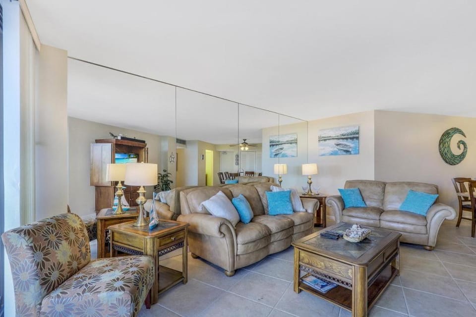 Third floor beachfront condo with pool, gym and tennis House in Marco Island