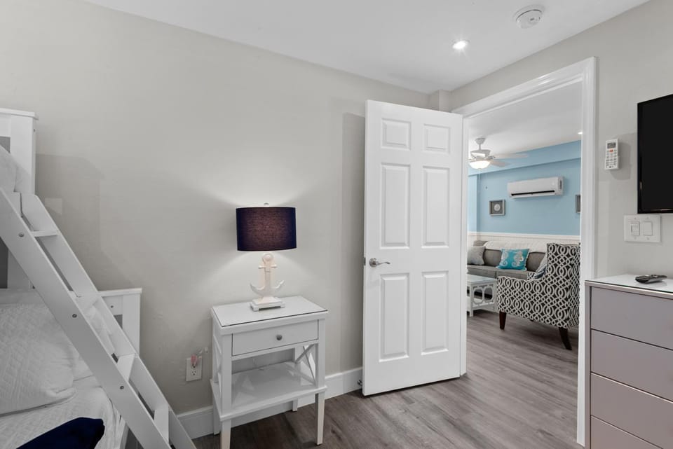 Bedroom, bunk bed