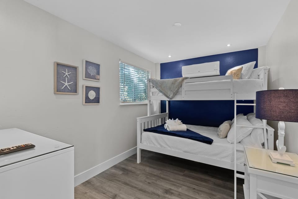 Bedroom, bunk bed