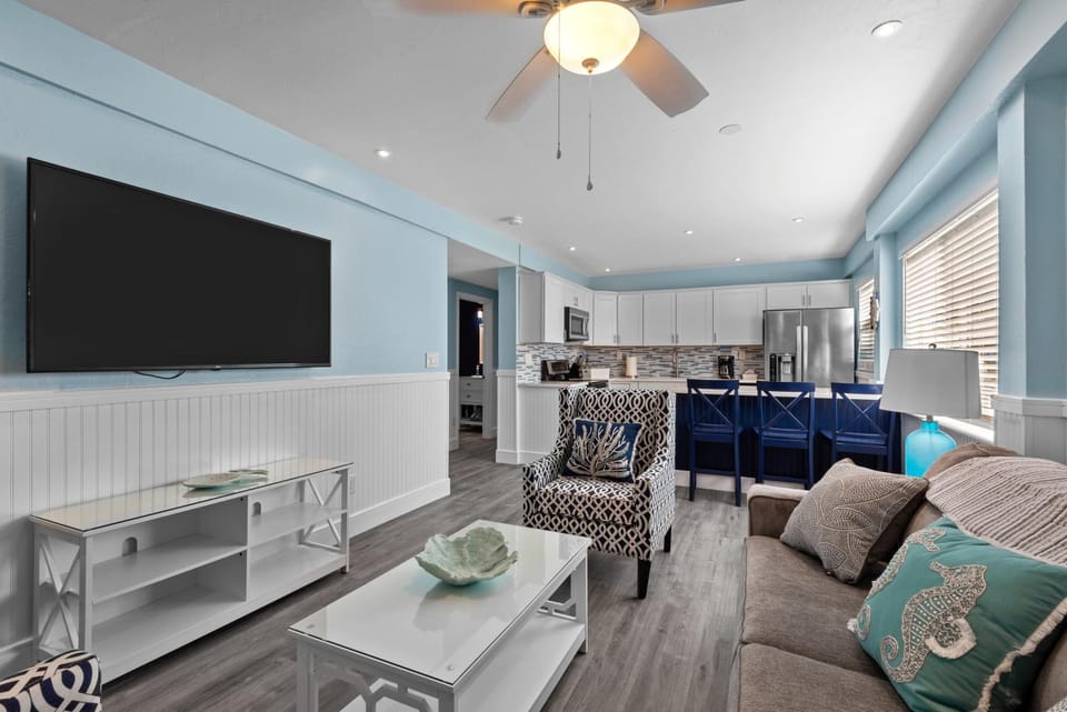TV and multimedia, Living room, Seating area, kitchen
