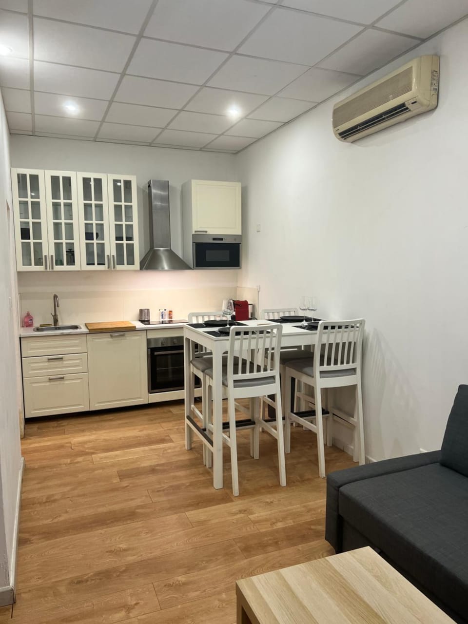 Dining area, minibar, pet friendly, stove, air conditioner
