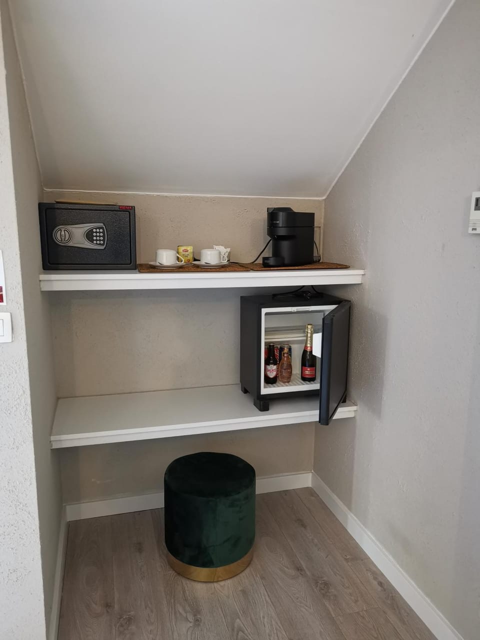 minibar, safe