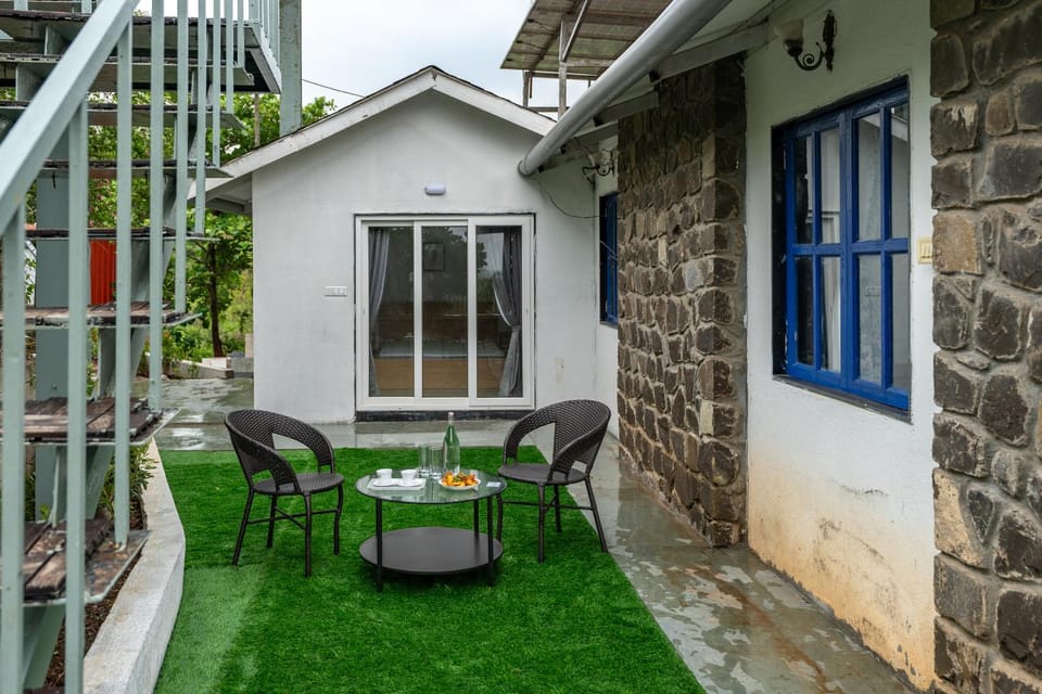 Property building, Patio, Spring, Day, Garden, View (from property/room), Balcony/Terrace, Seating area, Dining area, Garden view