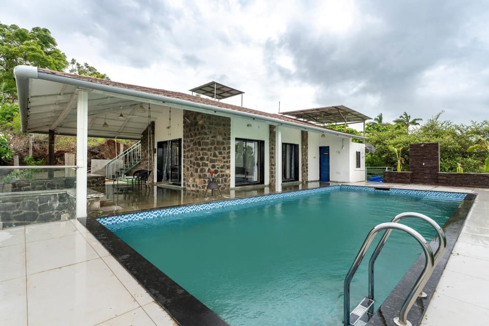 Property building, Patio, Day, Pool view, Swimming pool, sunbed