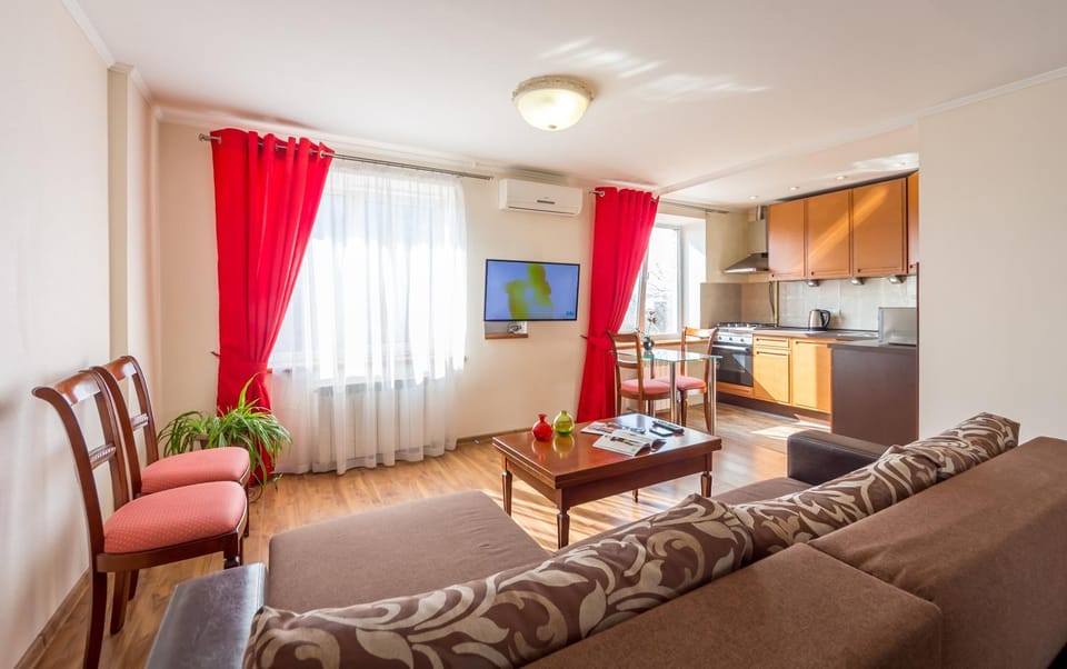 TV and multimedia, Kitchen or kitchenette, Living room, Seating area, Dining area