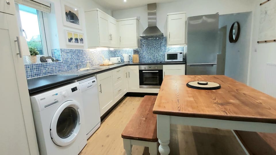 Kitchen or kitchenette, Dining area, dishwasher, oven, pet friendly, stove, toaster, washing machine, dryer