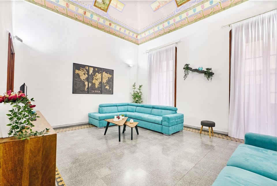 Communal lounge/ TV room