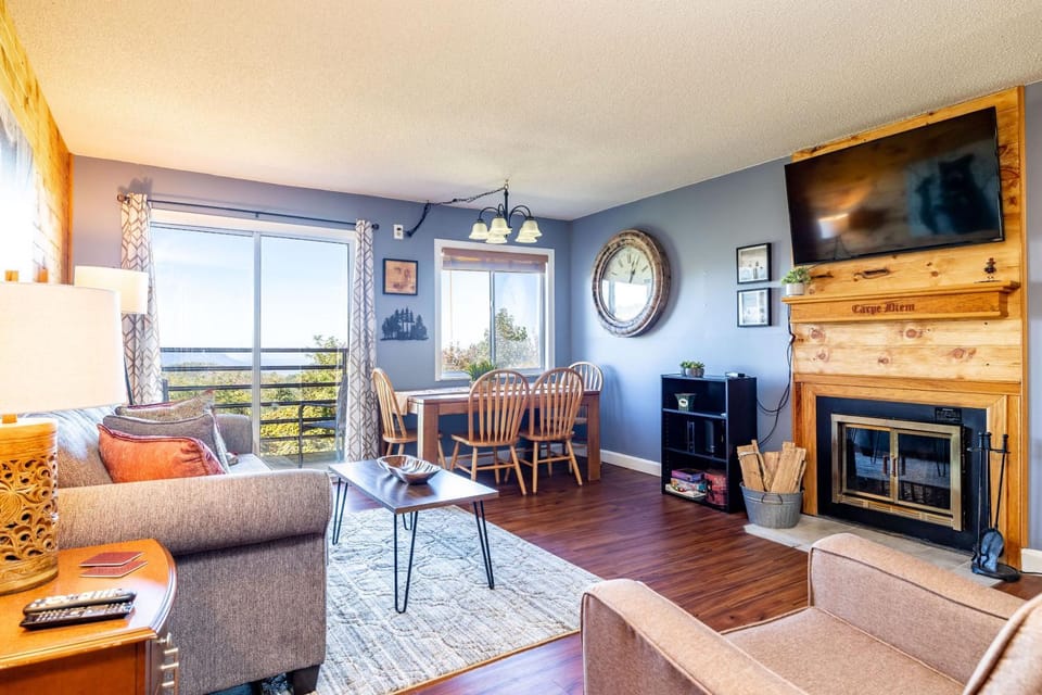 Communal lounge/ TV room, TV and multimedia, Living room, Seating area, Evening entertainment, flat iron